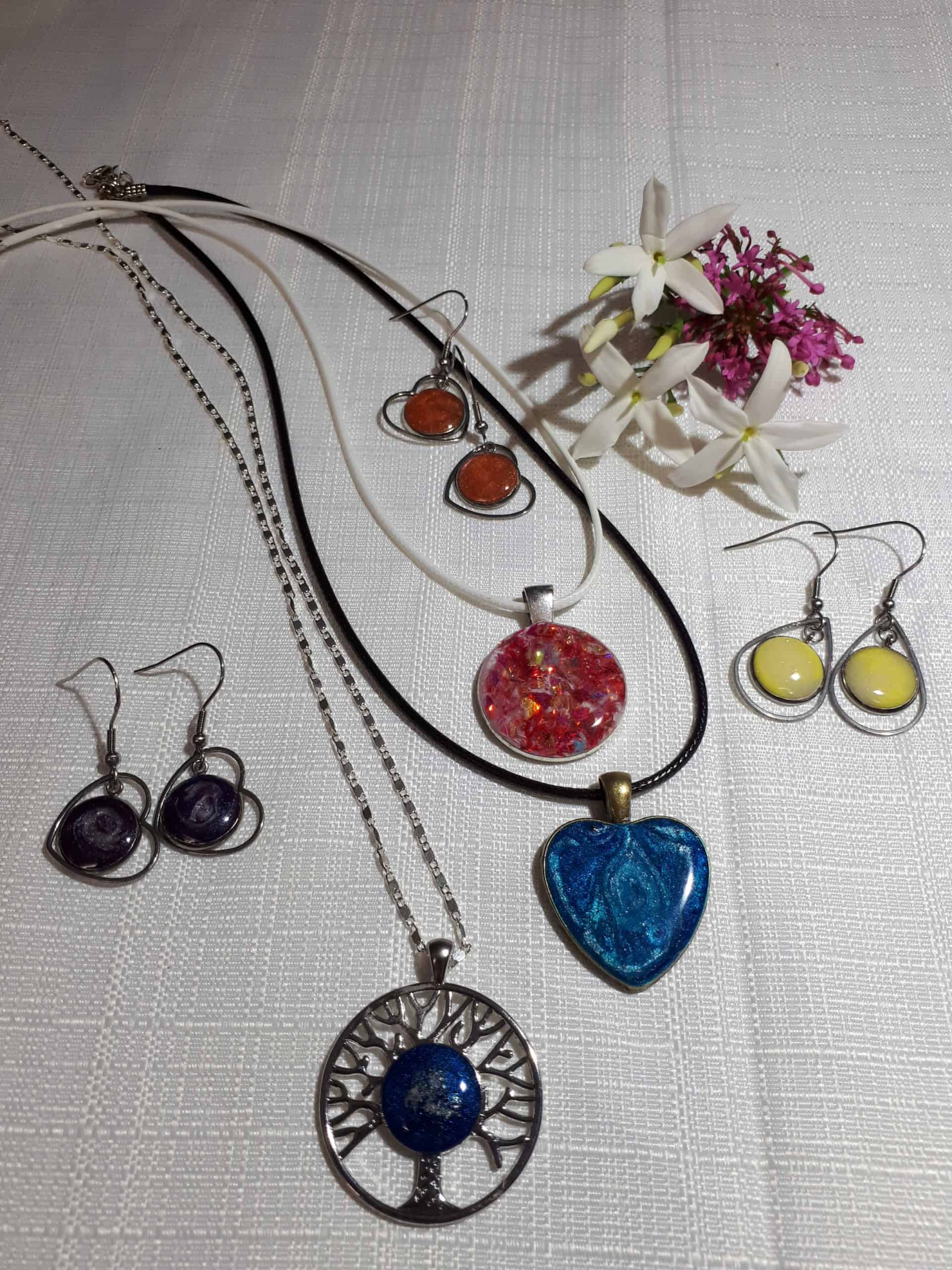 Resinart creations made by Sarah, complete beginner to art, the first session in studio before it became the home of our Resinart workshops, and the home of Creative Beginnings, Resinart workshops